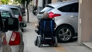 Ιωάννινα: Αυτοκίνητο παρκαρισμένο σε πεζοδρόμιο «μπλόκαρε» άνδρα με αμαξίδιο στην οδό Σουλίου! (βίντεο)