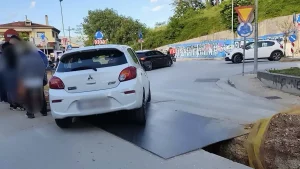 Ιωάννινα: Αυτοκίνητο παγιδεύτηκε σε αφύλακτο έργο στην Άρη Βελουχιώτη – Αγανάκτηση σε οδηγούς και πεζούς