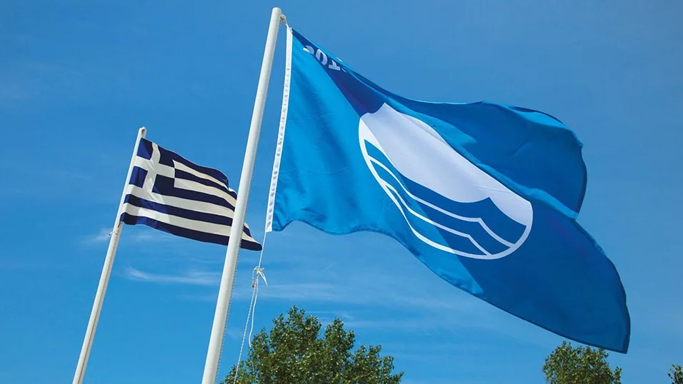 Γαλάζιες Σημαίες 2026: Δεύτερη παγκοσμίως η Ελλάδα με 624 βραβευμένες παραλίες