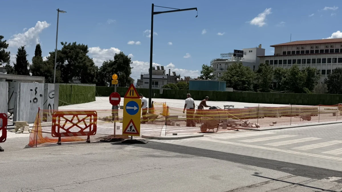 Ξεκίνησε η κυβολιθόστρωση στην κάθοδο της κεντρικής πλατείας Ιωαννίνων (βίντεο)