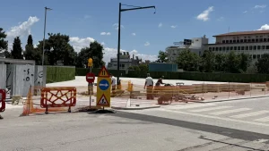 Ξεκίνησε η κυβολιθόστρωση στην κάθοδο της κεντρικής πλατείας Ιωαννίνων (βίντεο)