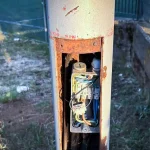 Ιωάννινα: Εκτεθειμένα καλώδια σε κολώνα φωτισμού στα γήπεδα 5×5 της Κιάφας