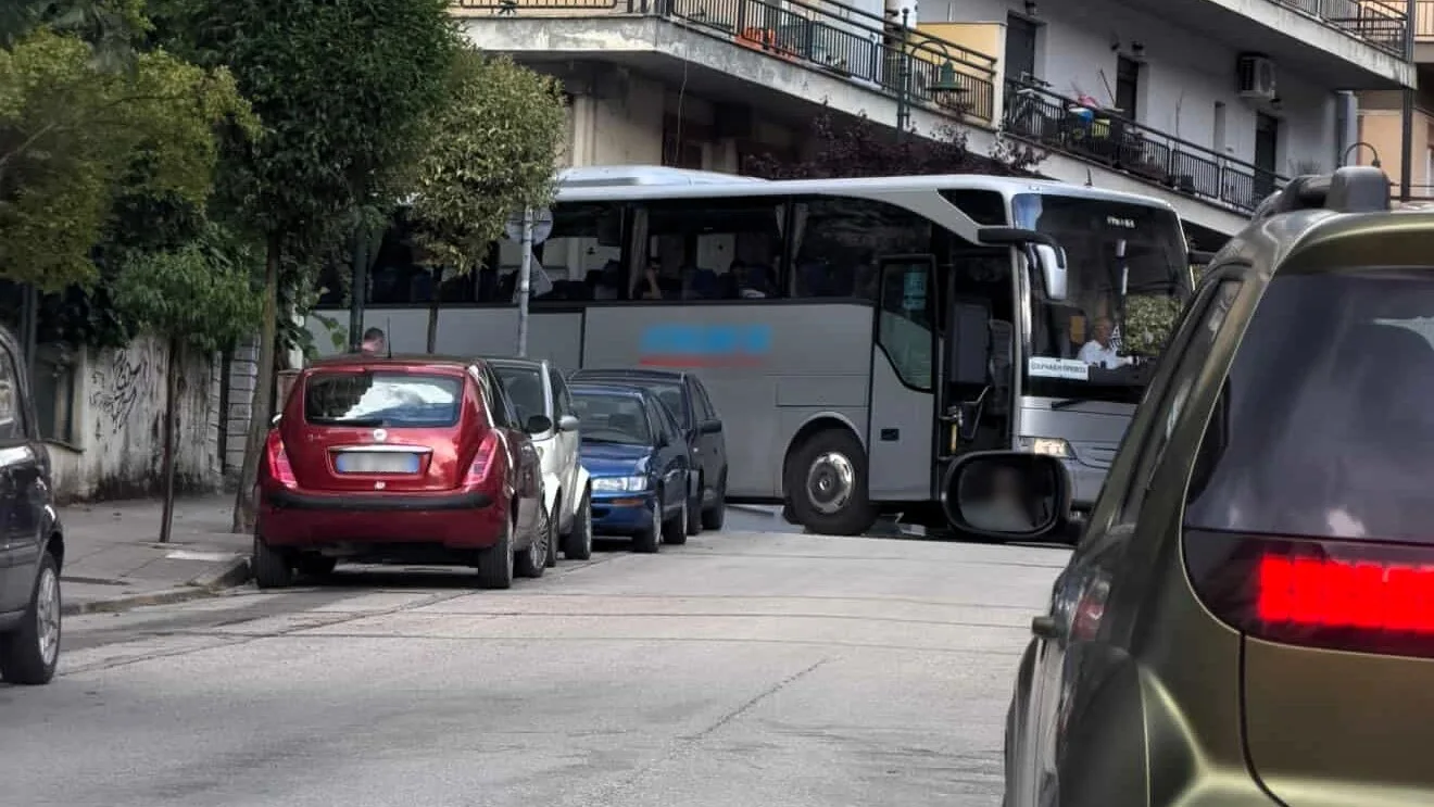 Ακινητοποιημένο λεωφορείο στο κέντρο των Ιωαννίνων στη Γερακάρη