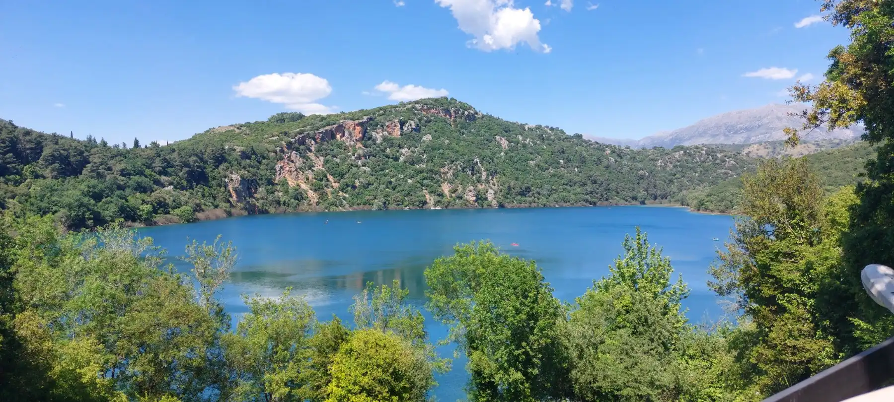 Άνοιξε ξανά ο δρόμος προς τη Λίμνη Ζηρού μετά την απομάκρυνση των καμένων δέντρων του καλοκαιριού