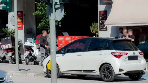 Κυκλοφοριακό μπέρδεμα στο κέντρο των Ιωαννίνων από όχημα παρκαρισμένο στη μέση του δρόμου (βίντεο)