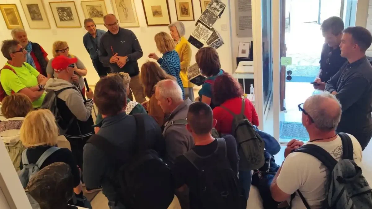 Η τέχνη πέρα από την όραση: Η συγκινητική επίσκεψη Ιταλών στην Πινακοθήκη της Ζίτσας