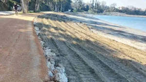 Λαϊκή Συσπείρωση: Αναφορά στην Αποκεντρωμένη για αποκατάσταση της παραλίας Μονολιθίου από τον ποδηλατόδρομο
