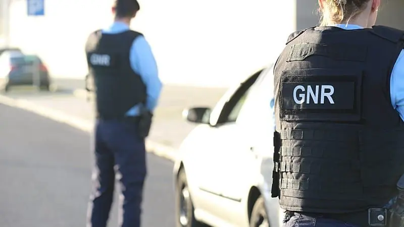 Γαλλίδα και σύντροφός της κατηγορούνται ότι εγκατέλειψαν δύο ανήλικα παιδιά