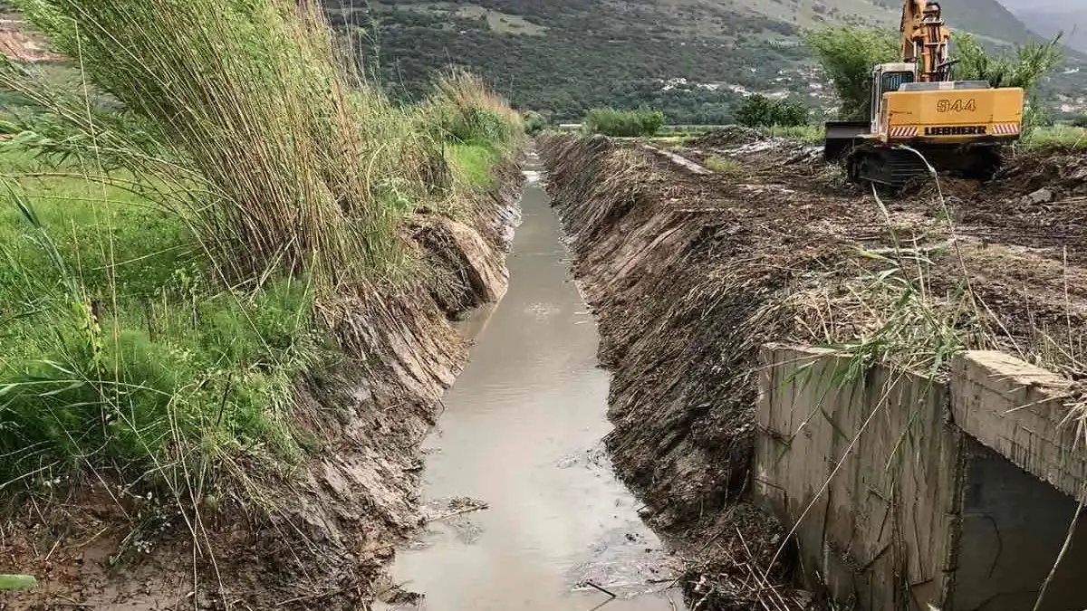 Καθαρισμός τάφρου στο Καναλάκι μετά τις χειμωνιάτικες νεροποντές