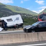Εκτροπή τροχόσπιτου στην Ιόνια Οδό – Δύσκολος απεγκλωβισμός για οικογένεια με βρέφος (video)