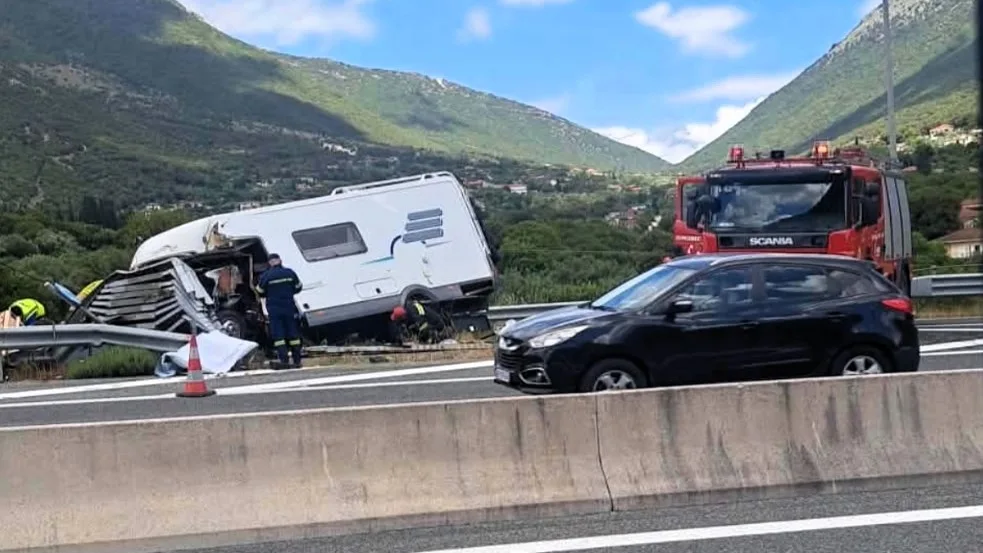 Εκτροπή τροχόσπιτου στην Ιόνια Οδό – Δύσκολος απεγκλωβισμός για οικογένεια με βρέφος (video)
