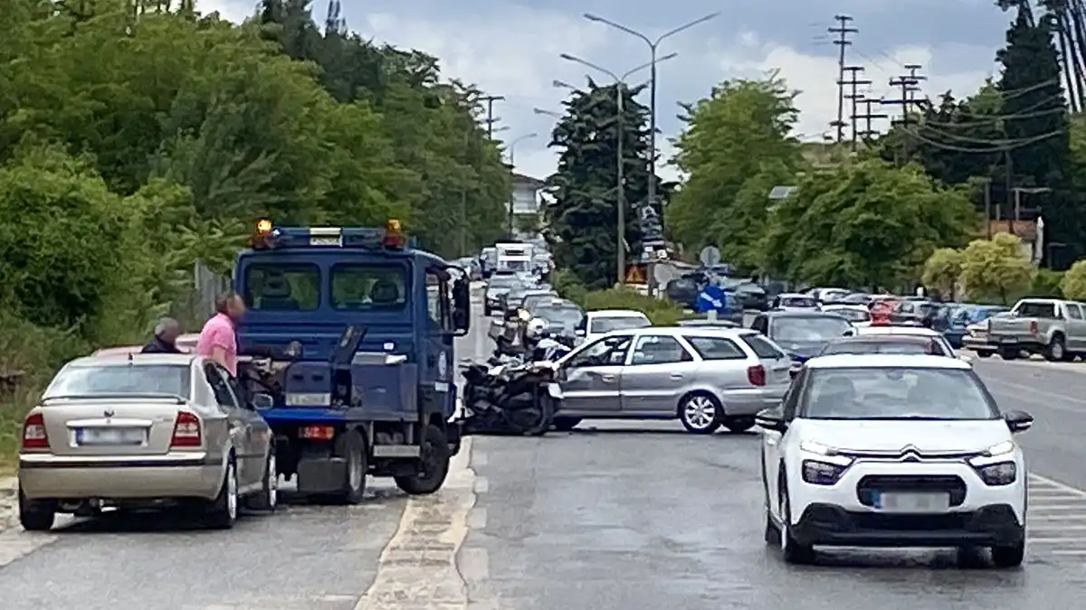Σοβαρό τροχαίο ατύχημα στη λεωφόρο Μακρυγιάννη των Ιωαννίνων – Σε σοβαρή κατάσταση ο οδηγός δικύκλου (βίντεο)