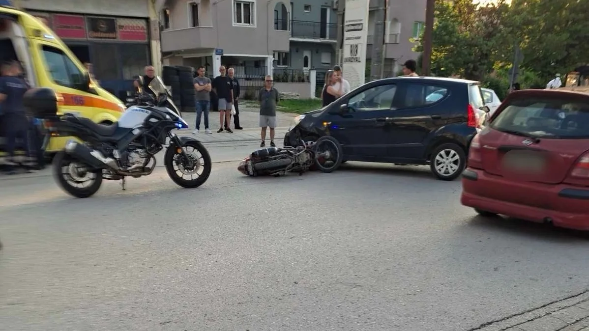 Τροχαίο στη Λεωφόρο Γράμμου στα Ιωάννινα – Δίκυκλο συγκρούστηκε με ΙΧ