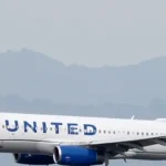 Παρ’ ολίγον αεροπορικό δυστύχημα στο Νιούαρκ των ΗΠΑ – Αεροσκάφος χτύπησε φορτηγό και στύλο