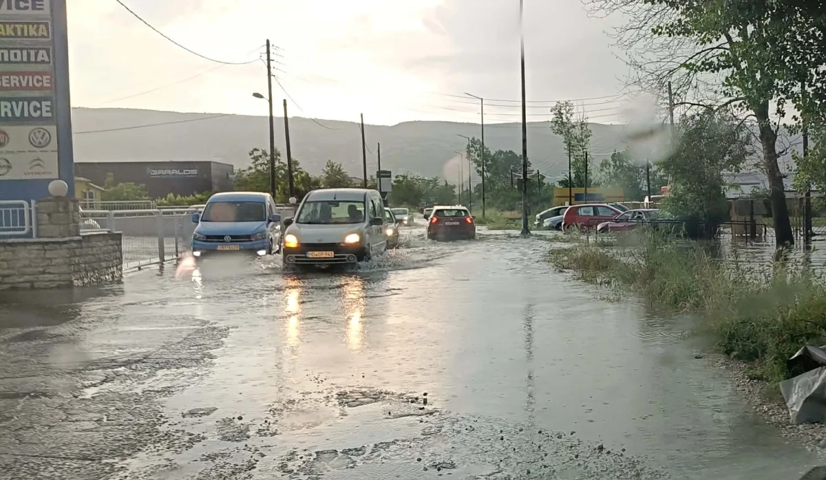 Ιωάννινα: Υπερχείλιση ομβρίων και λακκούβες δυσκολεύουν τη διέλευση από Lidl προς Σκλαβενίτη