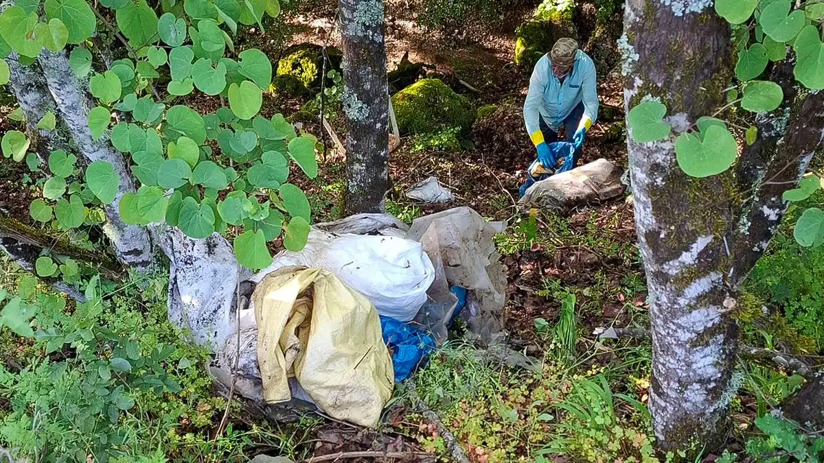 Απόρριψη σκουπιδιών σε ρέμα που οδηγεί στη λίμνη Ζαραβίνα