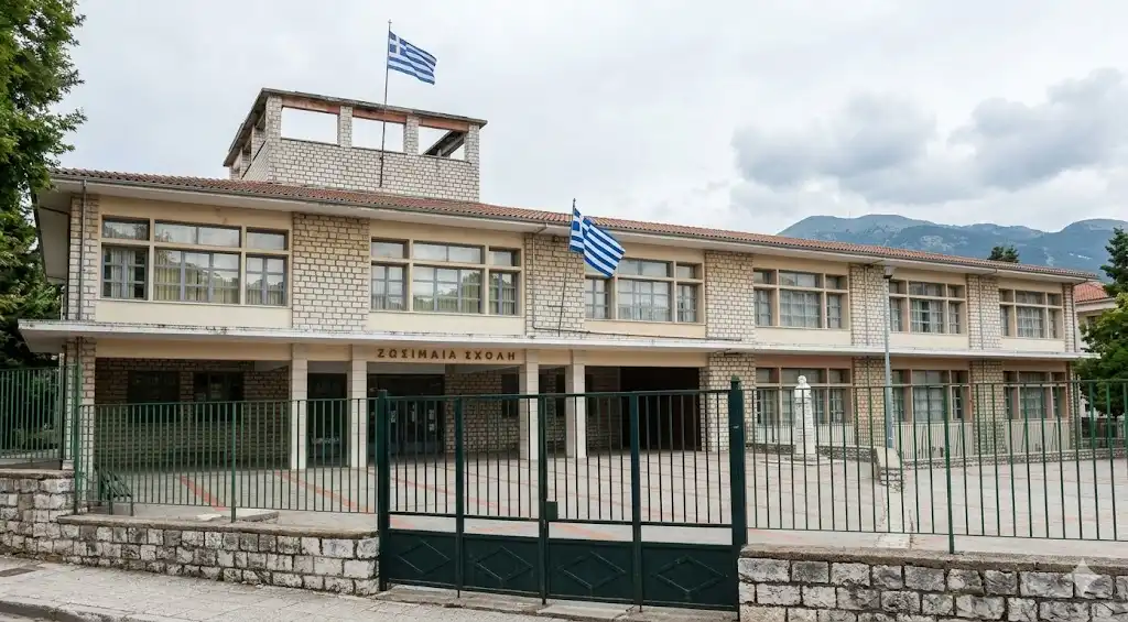 Περιφέρεια Ηπείρου: Αναλαμβάνει την αποκατάσταση του Πρότυπου ΓΕΛ της Ζωσιμαίας και υπόσχεται να το παραδώσει το Σεπτέμβριο