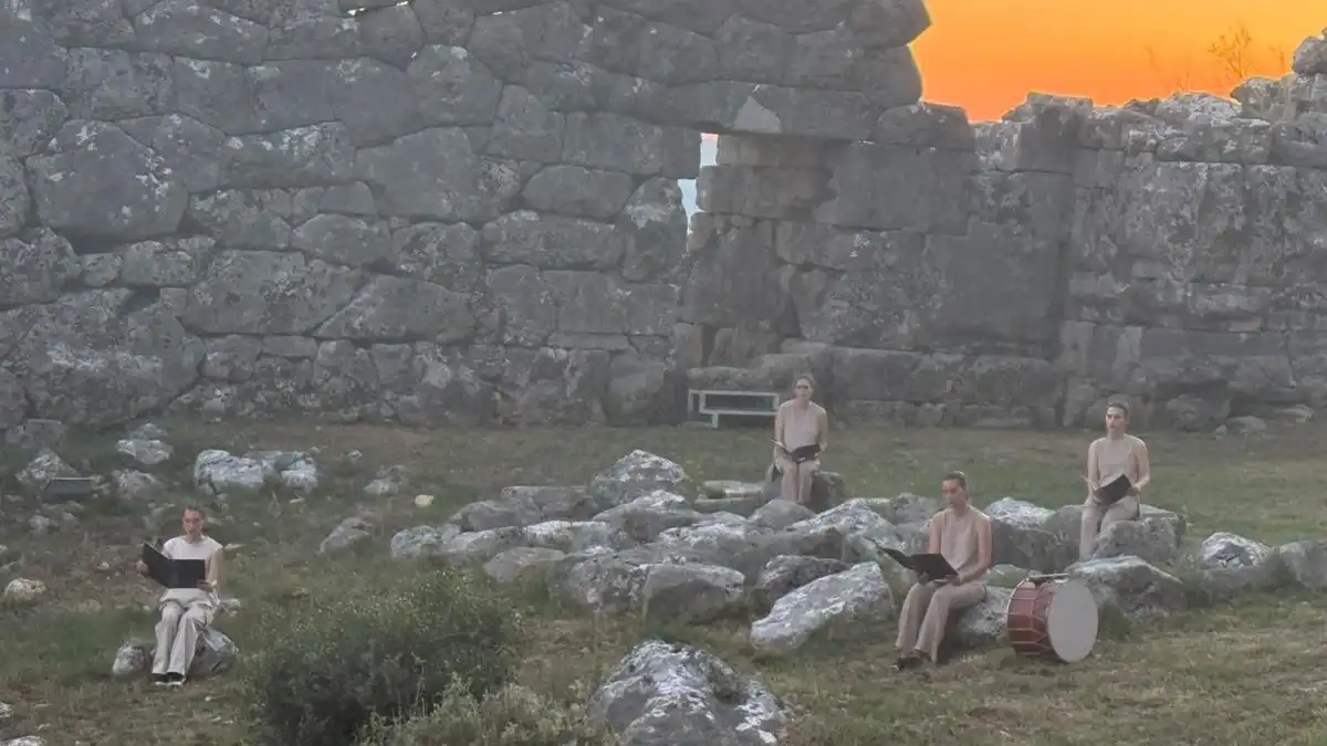 Θεατρικό Σχήμα ΑΩ: Η ιστορία του Οδυσσέα Ανδρούτσου ζωντάνεψε στον αρχαιολογικό χώρο Ελέας