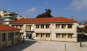 Βαλάνειος Σχολή: «Ποιος εγγυάται την ασφάλεια των παιδιών;» – Καταγγελία γονέων για την κατάσταση του κτιρίου