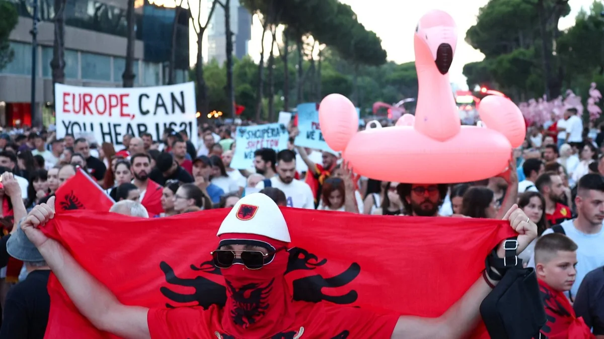 «Η Αλβανία δεν πωλείται»: Η Γενιά Ζ οδηγεί την «Επανάσταση των Φλαμίνγκο»