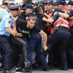 Τρίτη μέρα διαδηλώσεων στην Αλβανία για το τουριστικό έργο του Κούσνερ – Στο στόχαστρο η κυβέρνηση Ράμα (βίντεο)