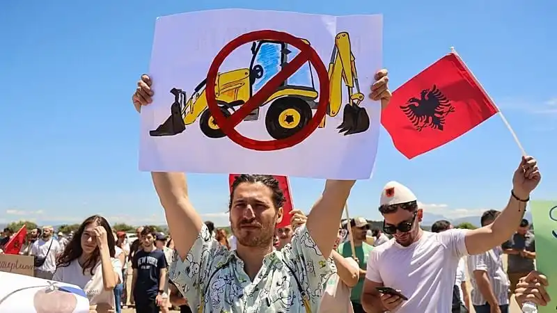 Οι Βρυξέλλες προειδοποιούν την Αλβανία για το πολυτελές θέρετρο Τραμπ (βίντεο)