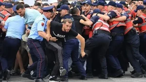 Τρίτη μέρα διαδηλώσεων στην Αλβανία για το τουριστικό έργο του Κούσνερ – Στο στόχαστρο η κυβέρνηση Ράμα (βίντεο)