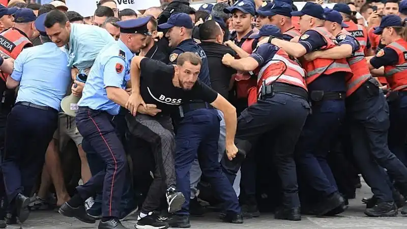 Τρίτη μέρα διαδηλώσεων στην Αλβανία για το τουριστικό έργο του Κούσνερ – Στο στόχαστρο η κυβέρνηση Ράμα (βίντεο)