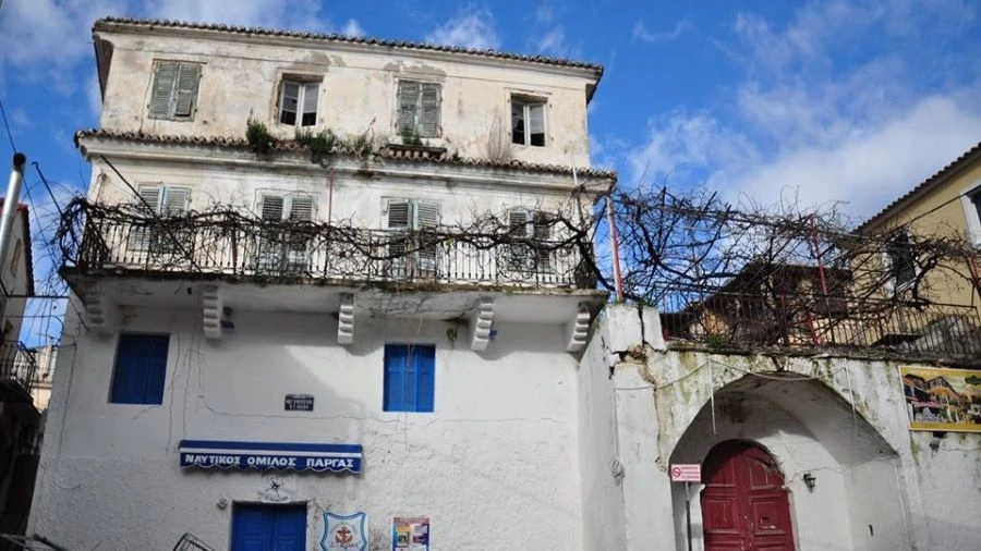 Δημοπρατείται το εμβληματικό κτίριο «Βασιλά» στην Πάργα