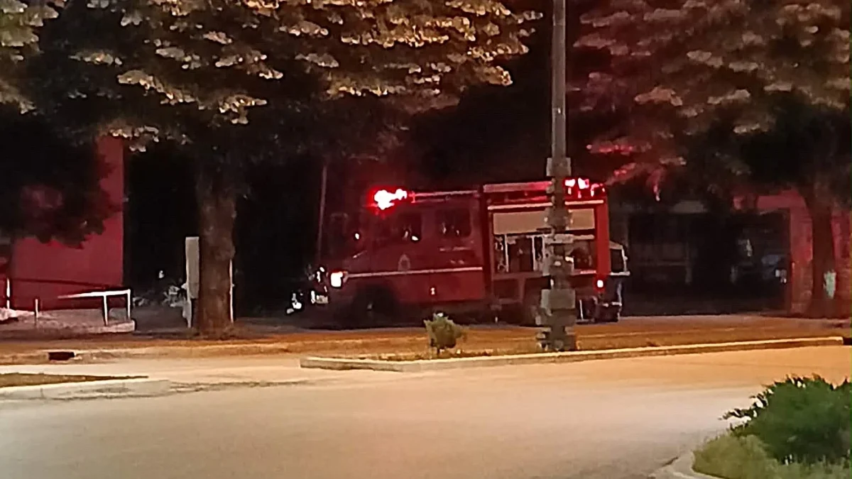 Ιωάννινα: Στις φλόγες κάδος ανακύκλωσης ρούχων έξω από το Δικαστικό Μεγαρο