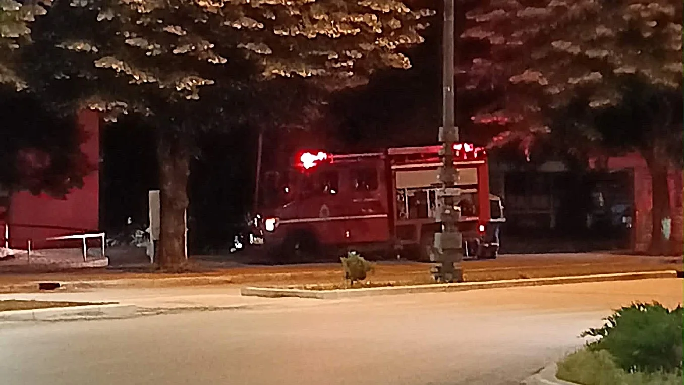 Ιωάννινα: Στις φλόγες κάδος ανακύκλωσης ρούχων έξω από το Δικαστικό Μεγαρο