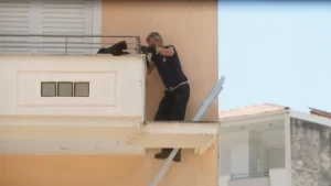 Ηγουμενίτσα: Επιχείρηση της Πυροσβεστικής για τη διάσωση γάτας από μπαλκόνι 4ου ορόφου (φωτογραφίες)