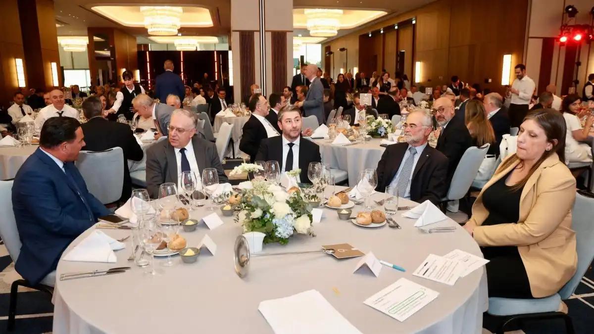 Γεωργιάδης, Ανδρουλάκης και Κωνσταντοπούλου κάθισαν στο ίδιο τραπέζι και δεν αντάλλαξαν κουβέντα! (βίντεο)