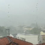 Ο καιρός… ξέχασε ότι μπήκε Ιούνιος – Βροχή και χαλάζι στο Λεκανοπέδιο Ιωαννίνων (βίντεο)