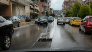 Ιωάννινα: Με καρέκλα προειδοποιούν τους οδηγούς για λακκούβα στην οδό Σουλίου