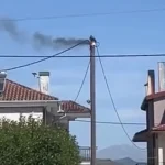 Φλόγα στην κορυφή κολώνας με ρεύμα, στην Ελεούσα (βίντεο)