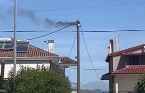Φλόγα στην κορυφή κολώνας με ρεύμα, στην Ελεούσα (βίντεο)