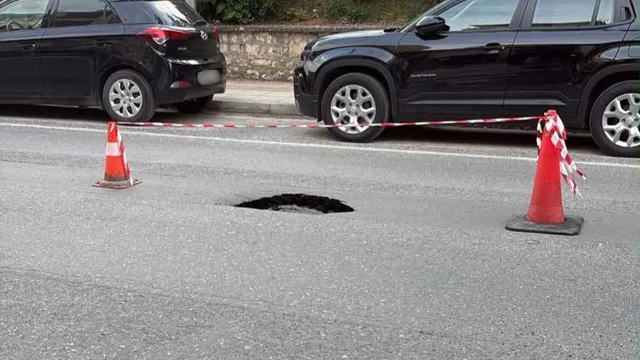 Ιωάννινα: Η λακκούβα-κρατήρας στην οδό Σουλίου… μεγαλώνει – Έντονες διαμαρτυρίες οδηγών