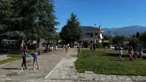 Πεδινή Ιωαννίνων: Το κλείσιμο των σχολείων γιορτάστηκε με το… παραδοσιακό μπουγέλο στην πλατεία