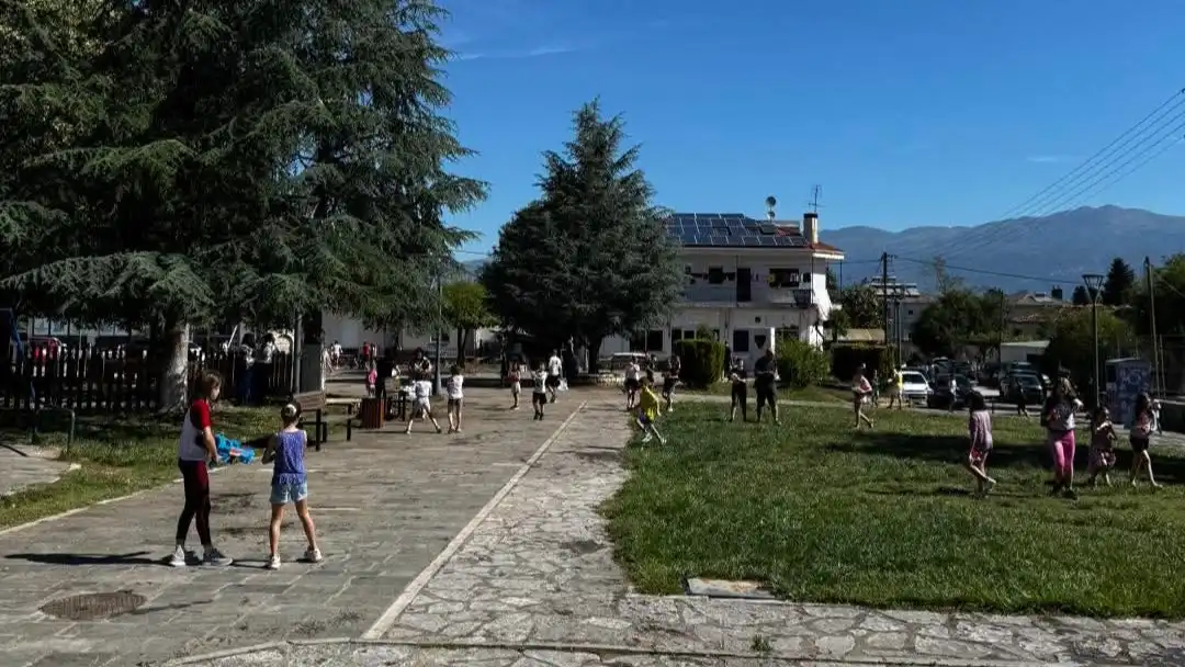 Πεδινή Ιωαννίνων: Το κλείσιμο των σχολείων γιορτάστηκε με το… παραδοσιακό μπουγέλο στην πλατεία