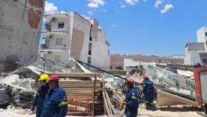 Κατέρρευσε τετραώροφη πολυκατοικία στα Πετράλωνα – Επιχείρηση διάσωσης με 4 εγκλωβισμένους