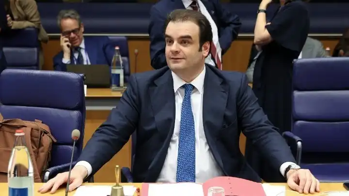 Γιούνκερ σε Πιερρακάκη: «Κανείς δεν θα πίστευε ότι Έλληνας υπουργός θα ήταν στο τιμόνι του Eurogroup» (βίντεο)