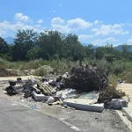 Μπάζα και ογκώδη αντικείμενα μετά τη Γαλακτοκομική Σχολή – Παράπονα πολιτών για την εικόνα εγκατάλειψης