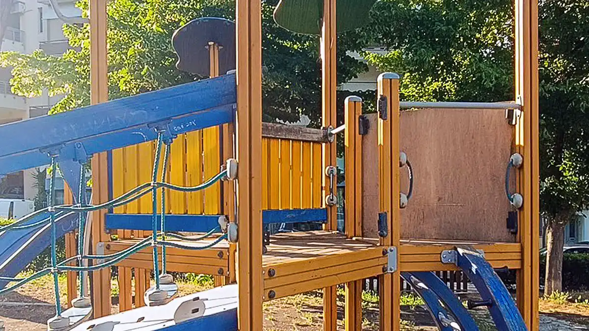 Ιωάννινα: Ατύχημα στην παιδική χαρά του Άλσους – Ο Δήμος συντηρεί, οι βάνδαλοι καταστρέφουν
