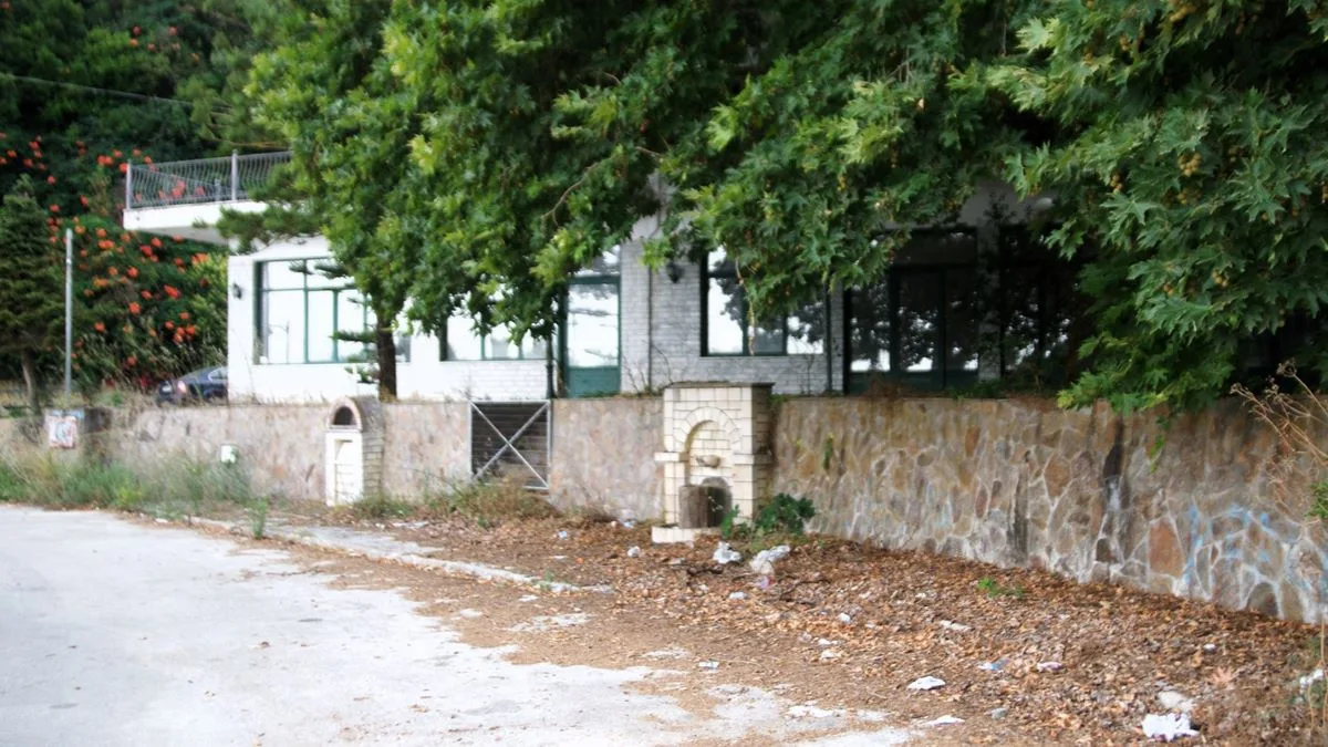 Εικόνες εγκατάλειψης στου «Ζέρβα»: Η θρυλική στάση των λεωφορείων Ιωάννινα- Αθήνα