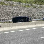 Τροχαίο στην Ιόνια Οδό: Αυτοκίνητο ντελαπάρισε μετά από σύγκρουση κοντά στον κόμβο Αυγού