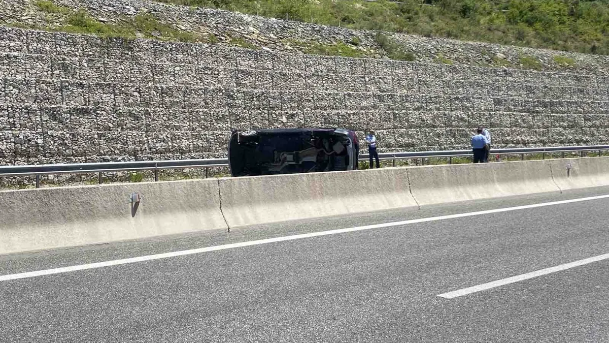 Τροχαίο στην Ιόνια Οδό: Αυτοκίνητο ντελαπάρισε μετά από σύγκρουση κοντά στον κόμβο Αυγού