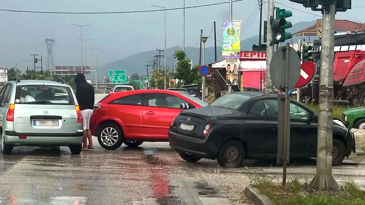 Τροχαίο τριών οχημάτων στη διασταύρωση της Πεδινής – Εκτός λειτουργίας τα φανάρια λόγω κακοκαιρίας (βίντεο)