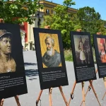 Ήρωες του Σουλίου… βαφτίστηκαν “Τσάμηδες” σε έκθεση έξω από τη Βουλή της Αλβανίας!