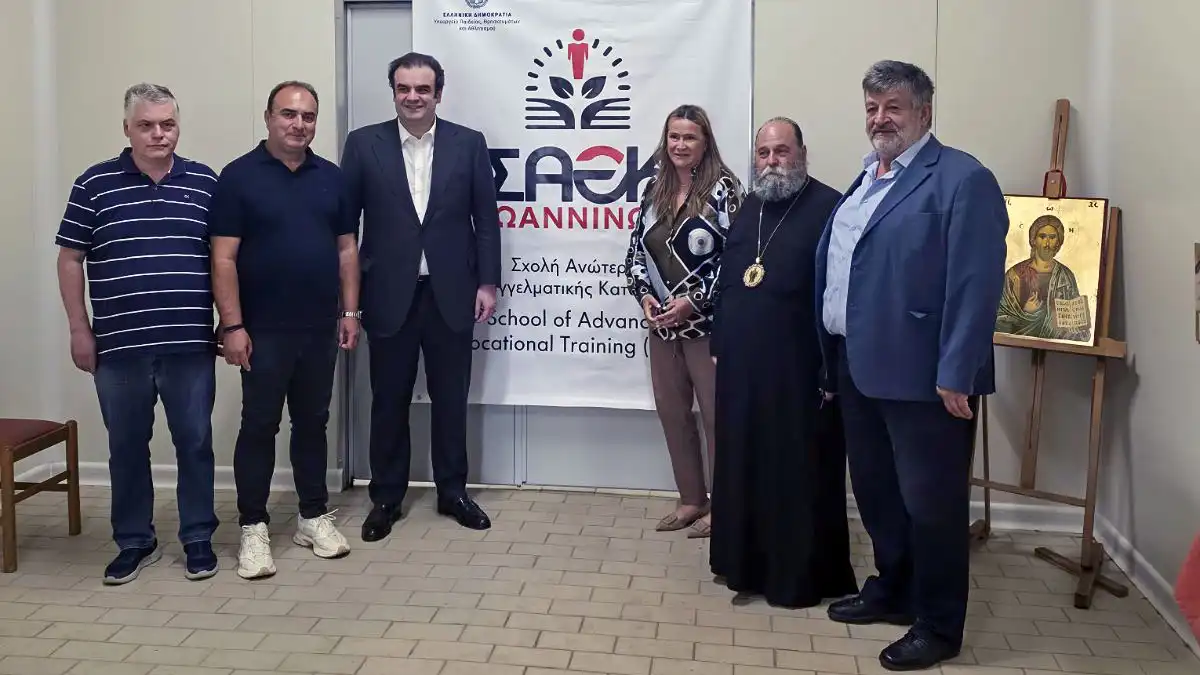 Ο Κυριάκος Πιερρακάκης στο τυροκομείο της ΣΑΕΚ Ιωαννίνων στην Ι.Μ. Βελλάς